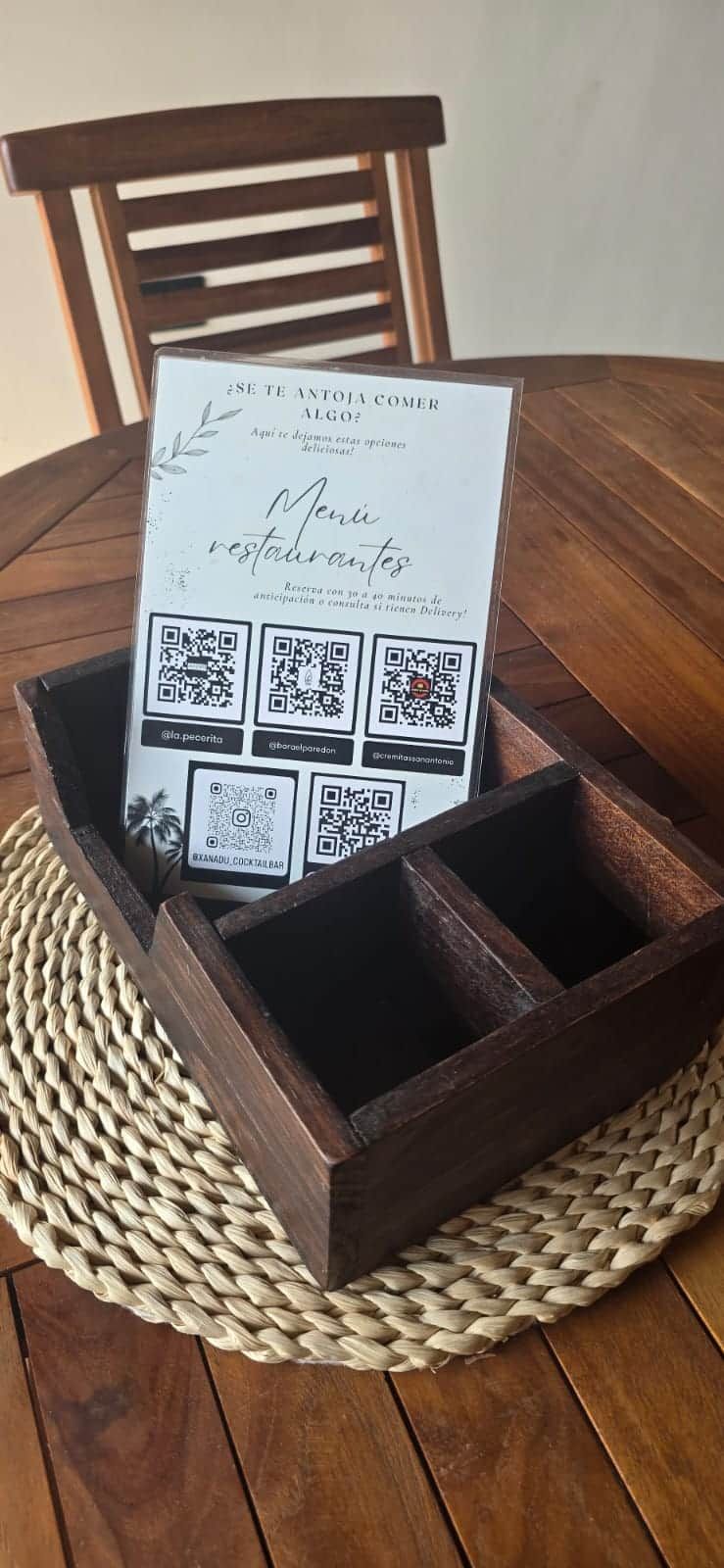 Puinen tarjotinalusta, jossa on QR-koodi, joka johtaa ravintolan ruokalistaan.