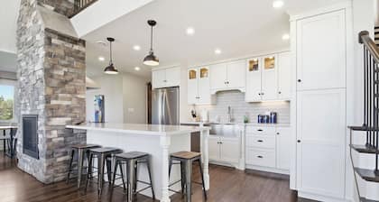 Modern 2BR Oceanfront Cottage with Fireplace & Beach Access