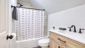 Bathroom - Prescott House in Kansas (Kansas City)