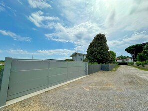 A gated driveway leading to a building with a clear sky above. - Family villa in the countryside of Oriago (Mira)