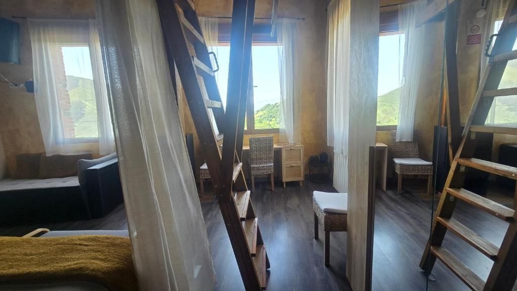 Una habitación con cama, escritorio, silla y ventana.