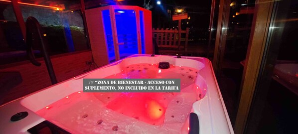 Outdoor spa tub - Granja Paraiso. Oasis Rural & Bienestar (Cangas de Onis)
