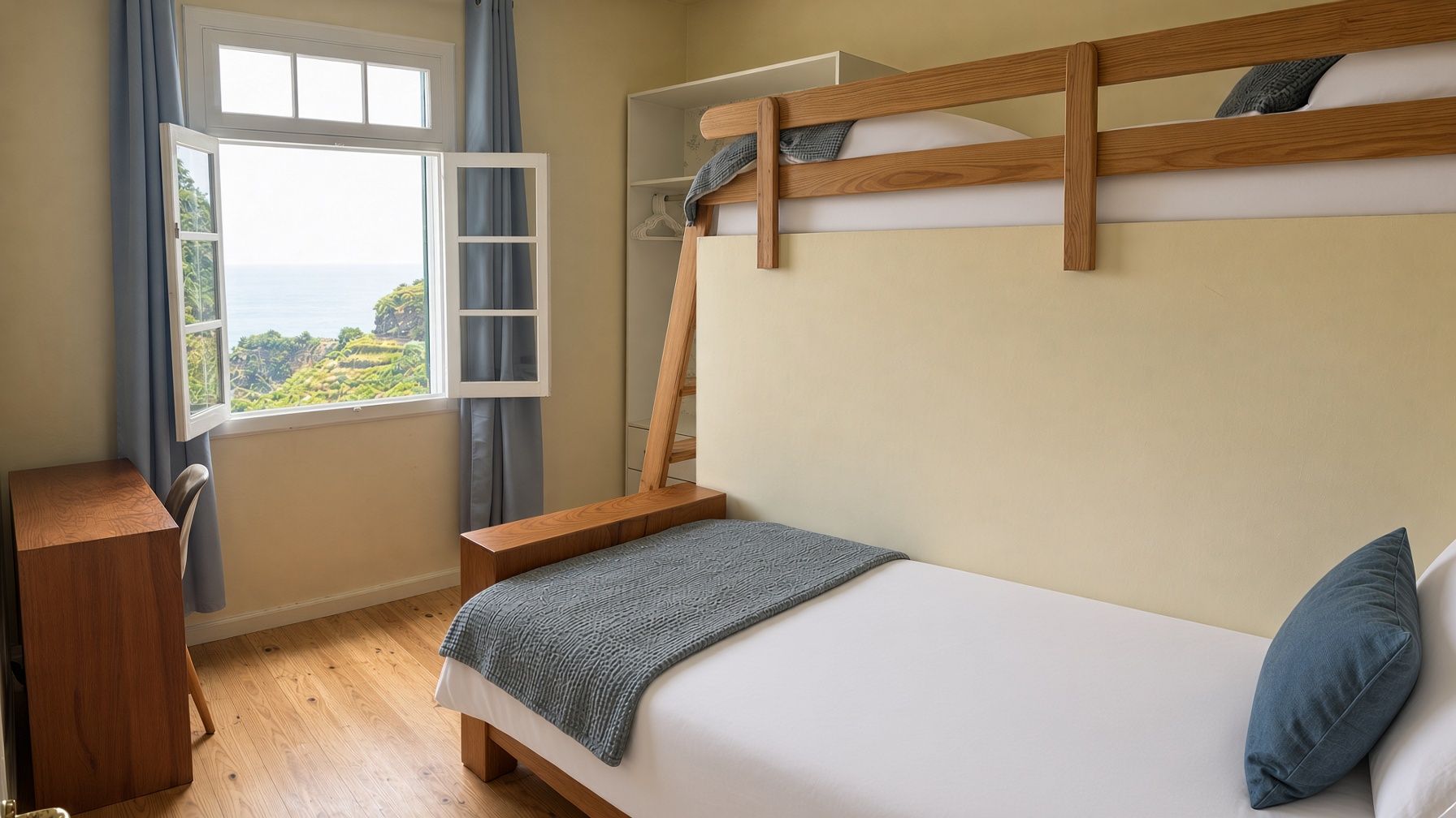 Ein Schlafzimmer mit Etagenbett, Schreibtisch, Stuhl, Fenster mit Blick und einem Kleiderschrank.