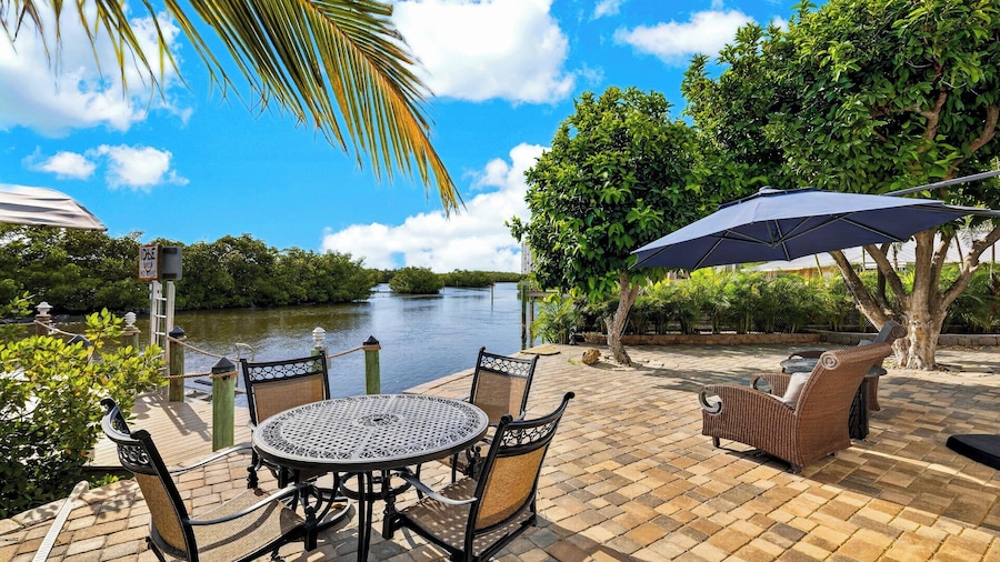 Sanctuary Point by Avantstay Waterfront Pool + Spa Kayak + Fishing Dock Near Beaches