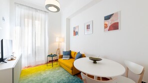 A modern hotel room with a bed, a desk, a dining table, and a sofa. - [Corso Buenos Aires] Central and Cozy (Milano)