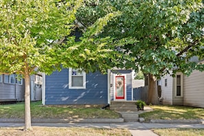 A residential property with a red front door, a small window, and a mailbox. - 2-bedroom house in peaceful Indianapolis with cozy vibes (Indianapolis)