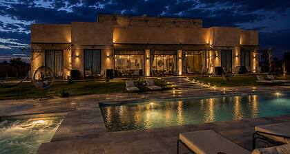Luxury Villa with Padel Court, Pool, and Jacuzzi in Marrakech