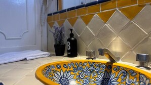 Chuveiro, produtos de toalete grátis, secador de cabelo 