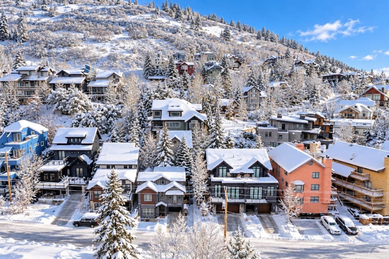 Zona residencial con casas cubiertas de nieve y cielo despejado.