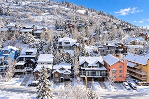 A residential area with snow-covered houses and a clear sky. - Treehouse on Daly | Steps to Main St & Trolley (Park City)