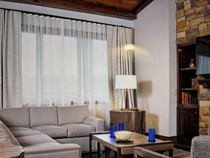 A living room with a sofa, a table with a bowl, and a lamp. - Wyndham Glacier Canyon at the Wilderness Wisconsin Dells Waterpark. 3 br Condo (Baraboo)