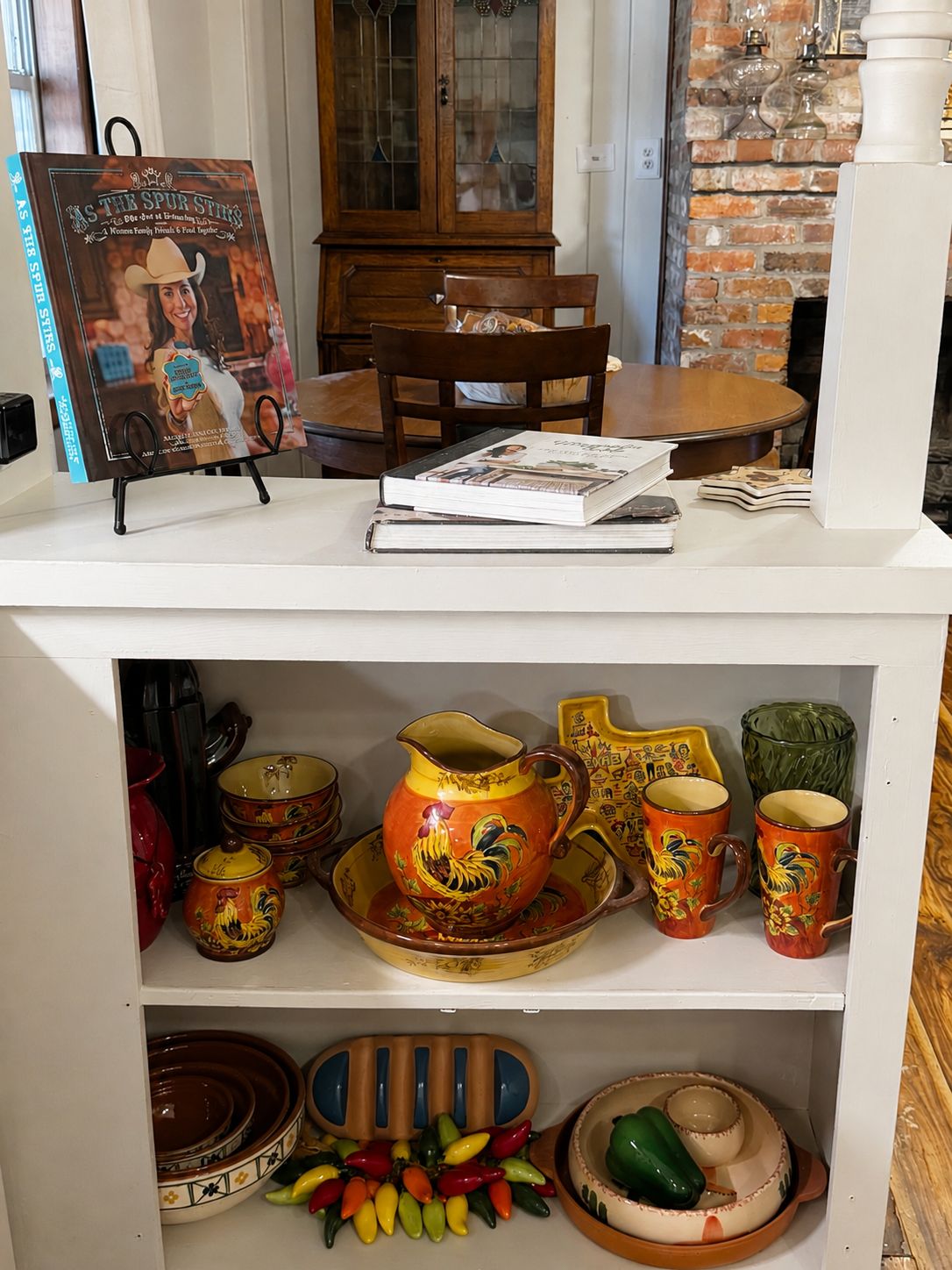 Una estantería con libros y adornos.