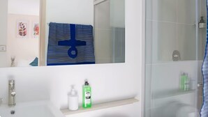 Shower, towels, soap, toilet paper - Vrbo Property (Sabaneta)