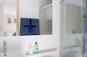 Dusch, handdukar, tvål och toalettpapper