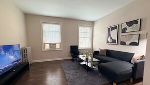 TV, offices - Cozy Hyde Park Apartment | Near Lake & UChicago (Chicago)