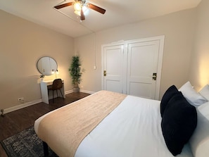Unclassified image, 5 of 16, button - Cozy Hyde Park Apartment | Near Lake & UChicago (Chicago)
