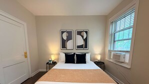 Iron/ironing board, travel cot, WiFi, bed sheets - Cozy Hyde Park Apartment | Near Lake & UChicago (Chicago)