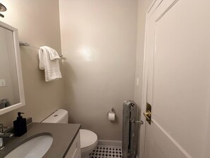 Douche, sèche-cheveux, serviettes fournies, shampoing
