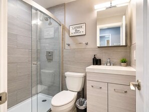 Bathroom - Cozy Chicago Studio Near Wrigley Field (Chicago)