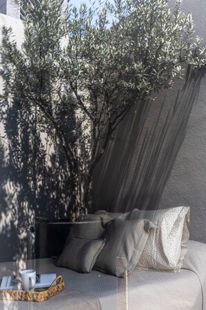 A modern living area with a sofa, cushions, and a coffee table. - Walk to Cafés, Parks & Restaurants | Roma Norte (Mexico City)