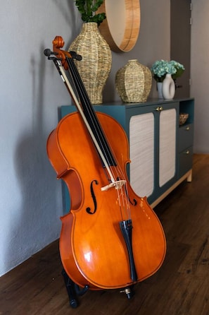 Eine Violine auf einem Podest in einem Raum mit einem Schrank und Dekorationselementen.