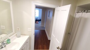 Bathroom - 3 Bedroom Getaway (Newport)