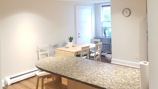 Dining - 3 Bedroom Getaway (Newport)