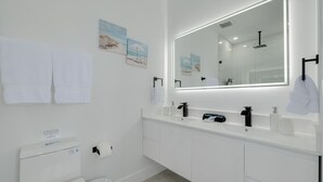 Doccia, asciugacapelli, asciugamani, sapone