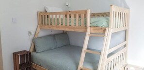 Ein Etagenbett mit Holzrahmen, einer Matratze und Kissen.