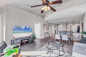 Living area - Contemporary 2BR/2BA in downtown Orlando (Orlando)
