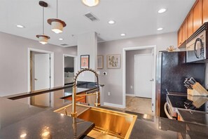 Private kitchen - Contemporary 2BR/2BA in downtown Orlando (Orlando)