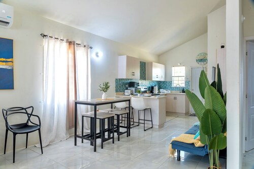 Charming 2-bedroom house with AC in Discovery Bay