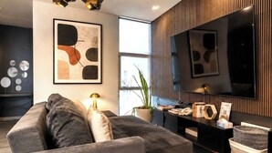 Fernseher, Kamin, Bücher, Stereoanlage