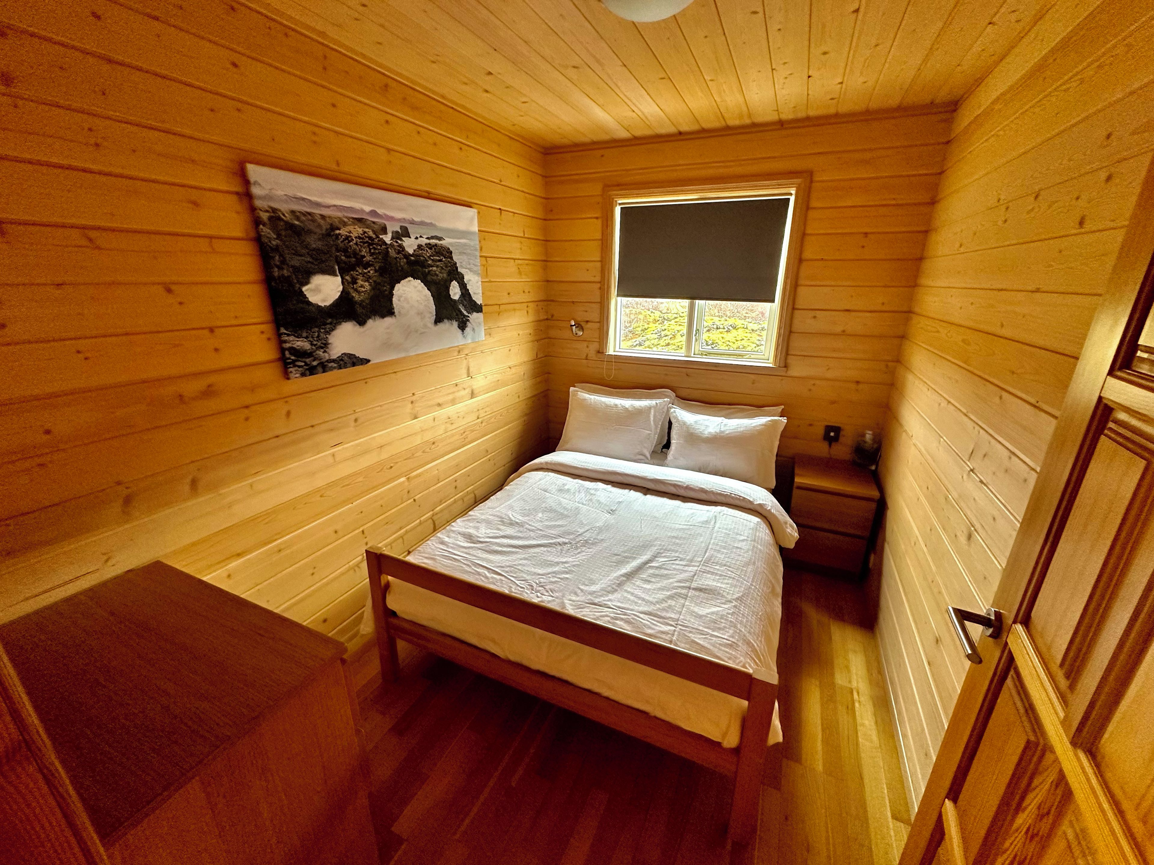 3 bedrooms, iron/ironing board, internet, bed sheets