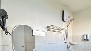 Une salle de bain avec un lavabo, des toilettes et une douche.
