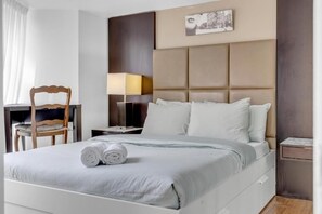 Room - Downtown Condos near Eaton Centre (Toronto)