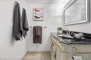 Bathroom - Downtown Condos near Eaton Centre (Toronto)