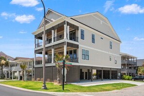 Un immeuble résidentiel à plusieurs étages, doté d’un balcon au deuxième étage, situé à l’intersection de North Ocean Avenue et de la 30e Avenue.