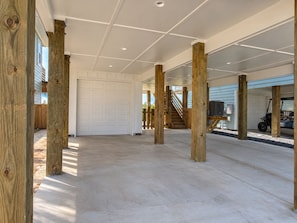 Eine geräumige Garage mit Betonboden und Holzsäulen.