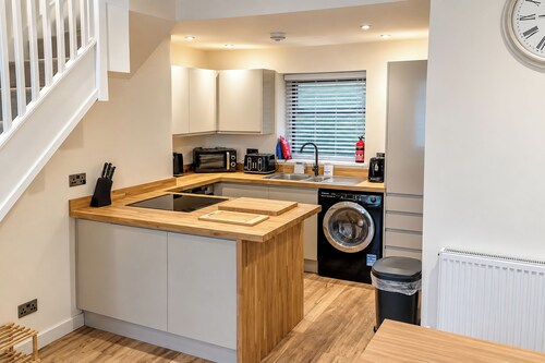 3-Bed Terrace House in Porth, Sleeps 6