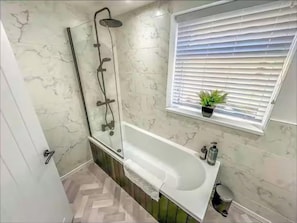 Bathroom - House Sleeps 6 (Porth)