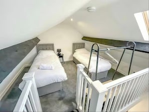 Room - House Sleeps 6 (Porth)