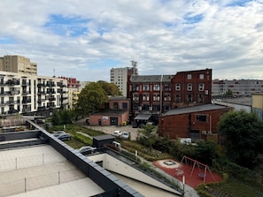 Zona residencial amb edificis d'altures, un parc infantil i un aparcament.