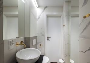 A bathroom with a large white sink, a toilet, and a shower area. - Wola Spacious Signature Apartment (Warszawa)