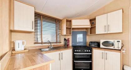Cabin Sleeps 8 with Pool and Parking