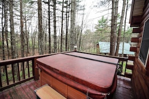 Una terraza de madera con un jacuzzi integrado.