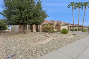 A welcoming home base for your Arizona stay. - Fairway Haven | Sun City Grand Golf View + Office (Surprise)