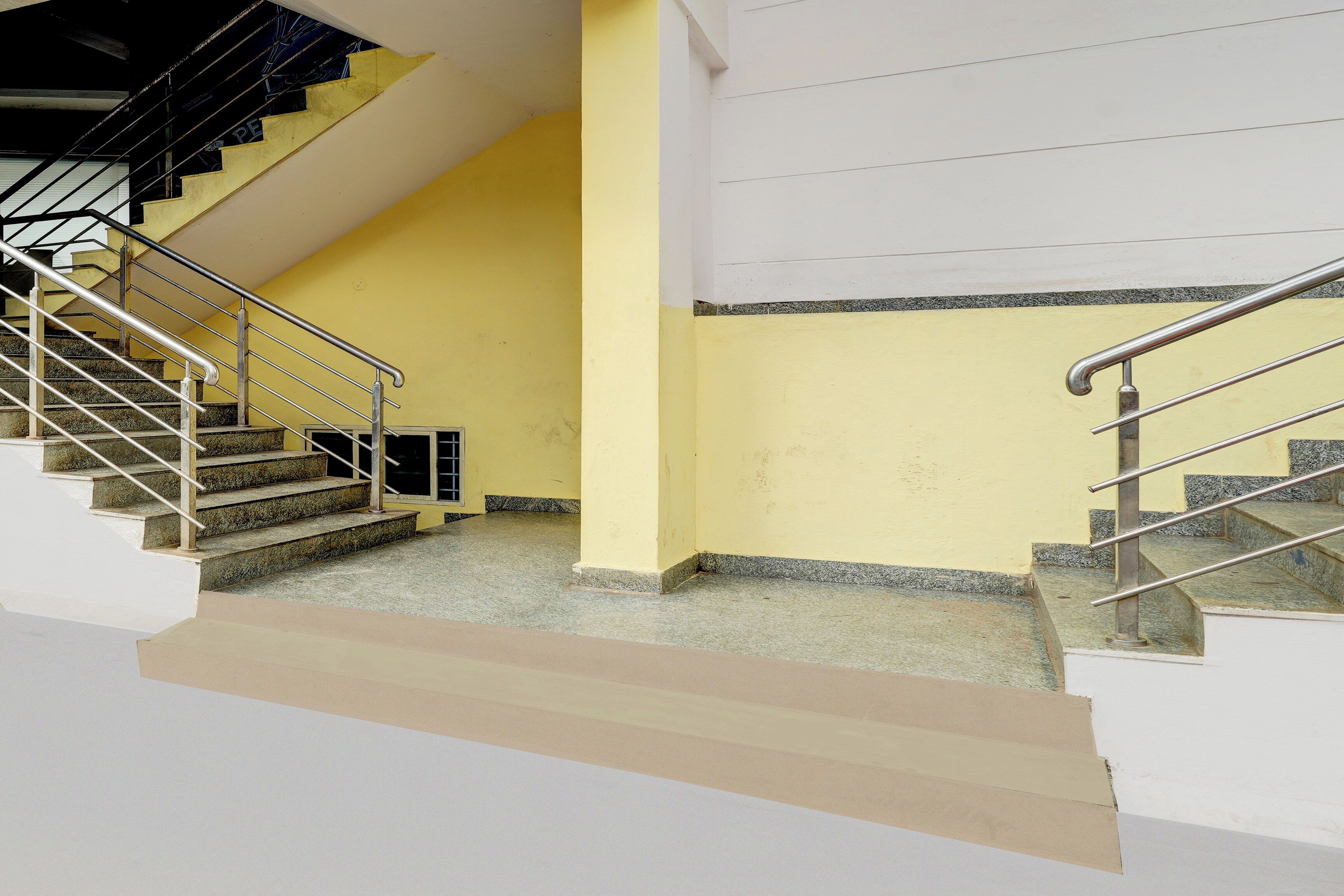 Una escalera con barandillas de metal que conduce a un piso superior.
