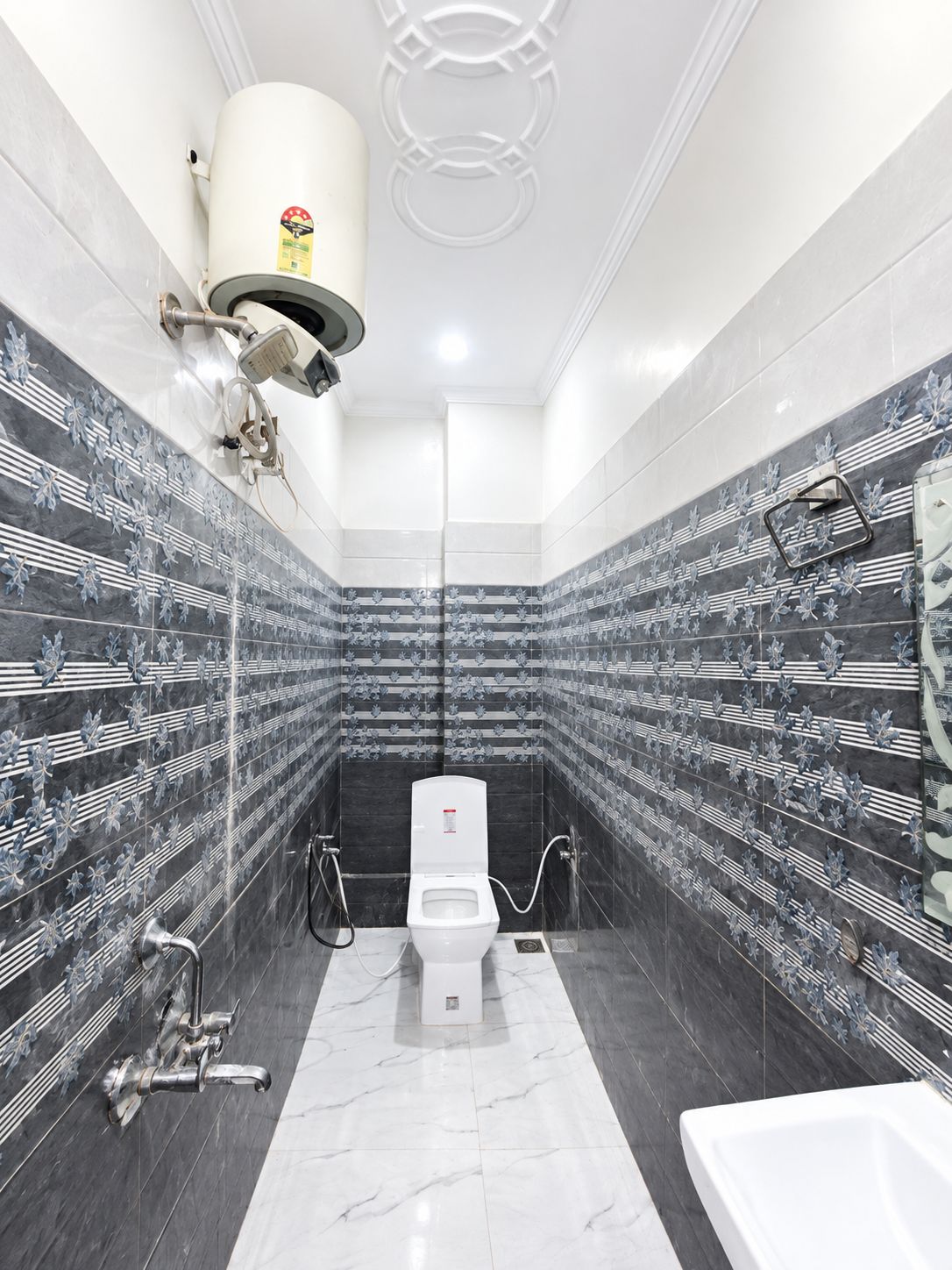 Ein modernes Badezimmer mit Toilette, Bidet und Dusche.