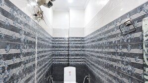 Phòng đơn, quang cảnh thành phố | Phòng tắm | Đồ dùng nhà tắm miễn phí, dép đi trong nhà, khăn tắm, xà phòng 